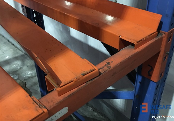 货架跨梁安装不到位