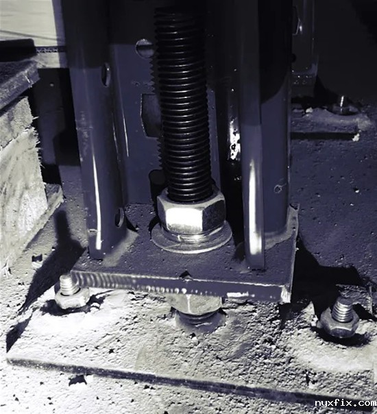 单螺杆可调式柱脚-背面